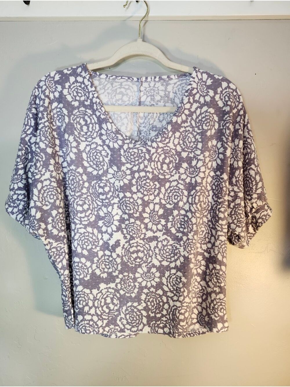 Source Unknown Lavender Floral V-Neck Short Sleeve Top